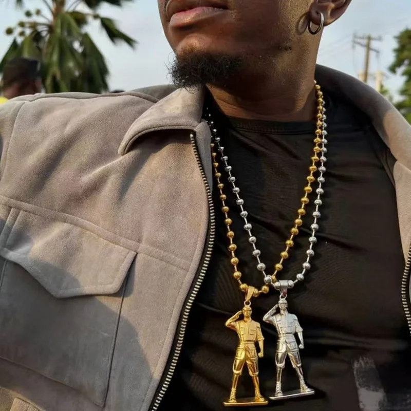 Collar con colgante de soldado a la moda para hombre, de acero inoxidable, con forma de figura retro, estilo hip-hop callejero, joyería para el cuello
