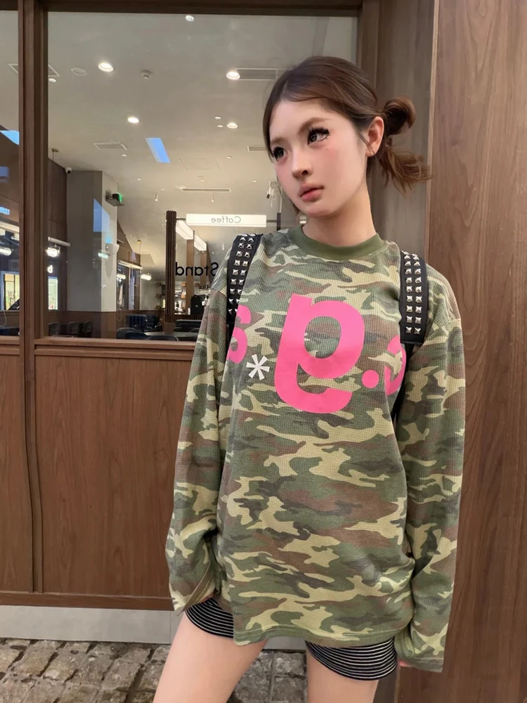 Camiseta vintage de camuflaje Y2k de Tonngirls para mujer, de manga larga, de punto gofrado, estilo streetwear, retro americano, con estampado de letras rosas.