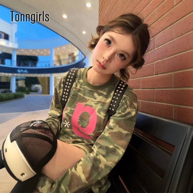 Camiseta vintage de camuflaje Y2k de Tonngirls para mujer, de manga larga, de punto gofrado, estilo streetwear, retro americano, con estampado de letras rosas.