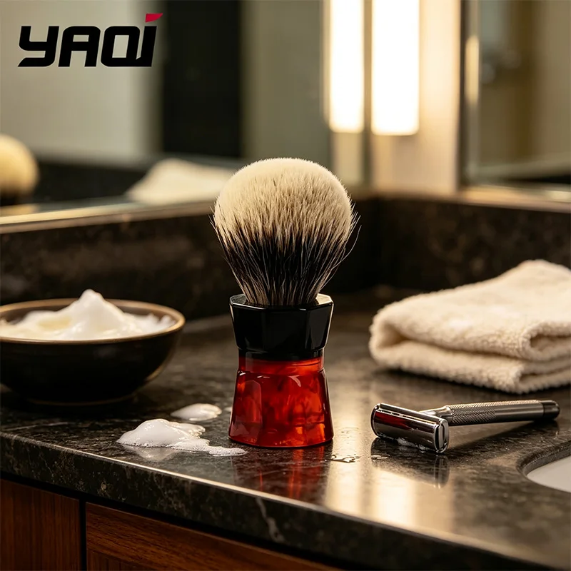 Brocha de Afeitar 2026 YAQI, Brocha de Afeitar de Cerdas Premium, Mango Hexagonal de Resina Negra con Marmoleado Rojo Ámbar, Brocha de Espuma para Afeitado Húmedo para Hombres